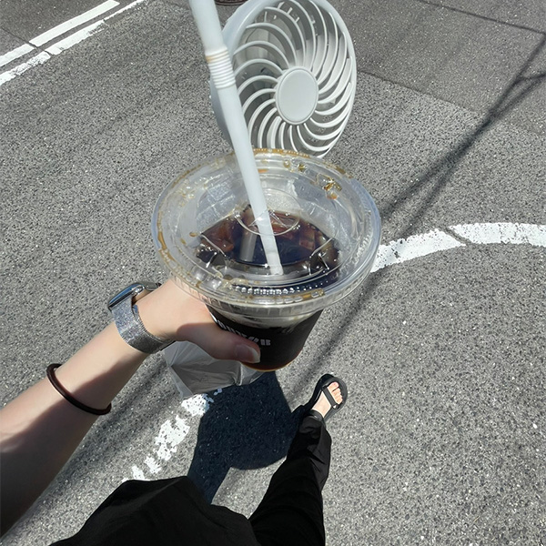 手にコーヒーを持っている写真